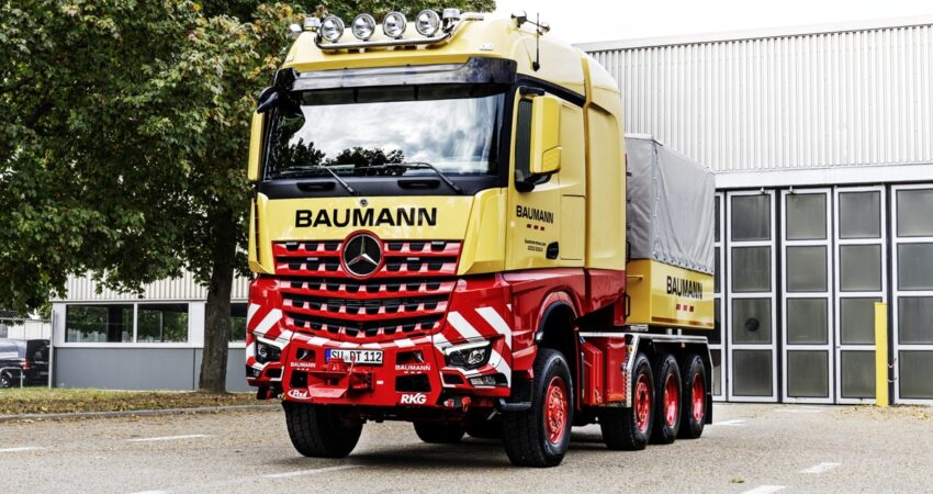 1,000 ton truck: Mercedes-Benz Trucks hands over special heavy-duty truck to customers